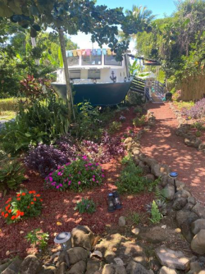 Cozy jungle boat hideaway with stunning ocean view
